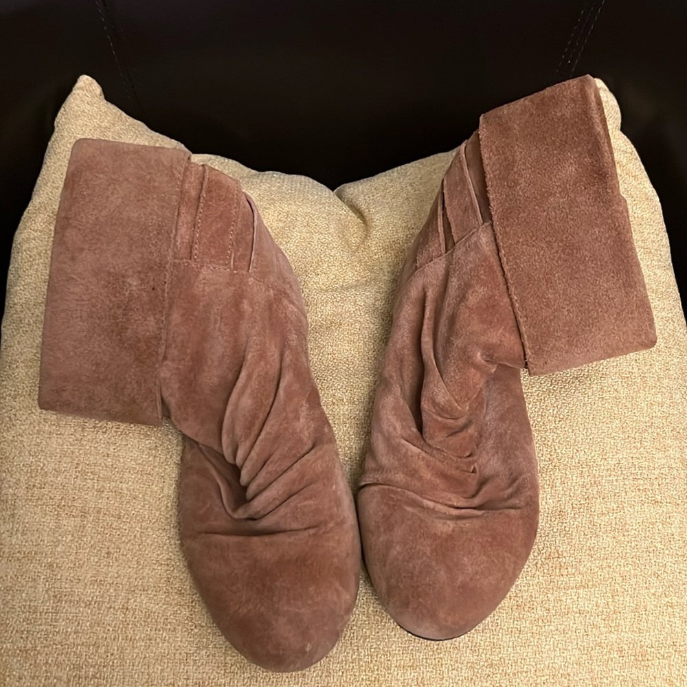 Cute suede ankle boots size 7M